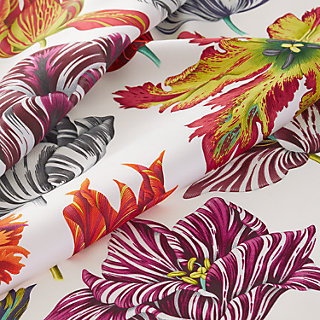 やわらかい印象の花柄【HERMES】カレ45 Tulipomanie Detail Tulipomanie Detail scarf 45 | Hermès Australia